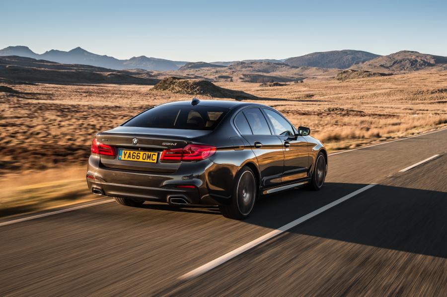  BMW 530i xDrive Sedan M Sport 2017 года  (UK) (фото 10 из 23)